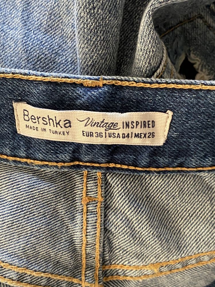 Mom jeans Bershka S spodnie jeansy z przetarciami denim z dziurami