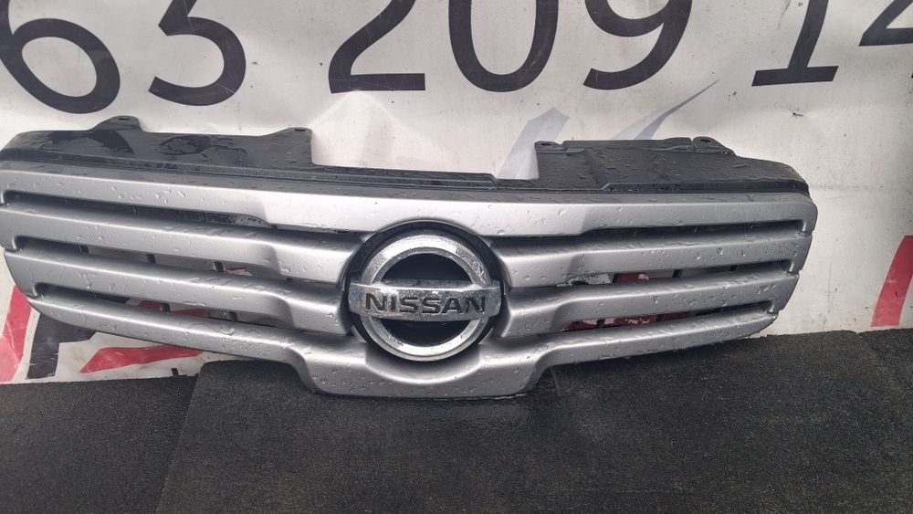 Центральна решітка радіаторів бампера Nissan Qashqai j10