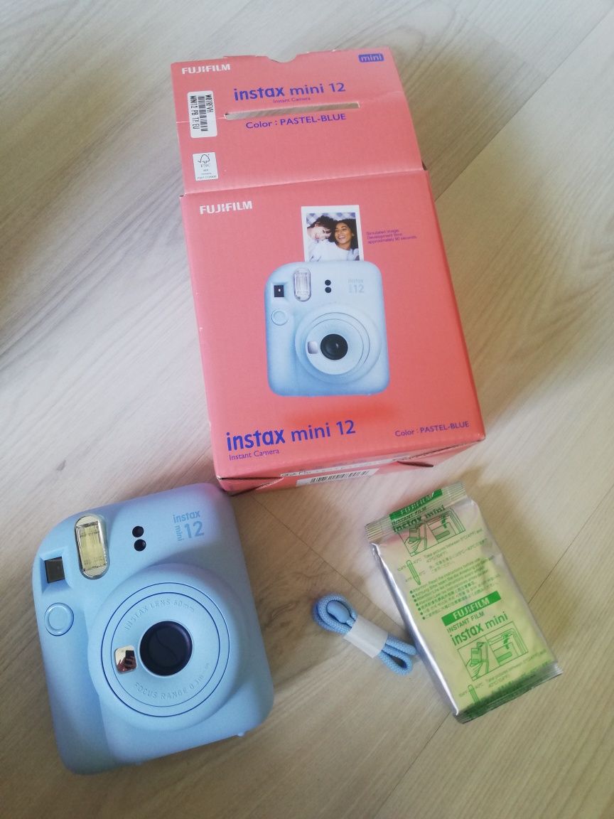 Instax mini 12 z pełnym zestawem akcesoriów + 10 wkładów