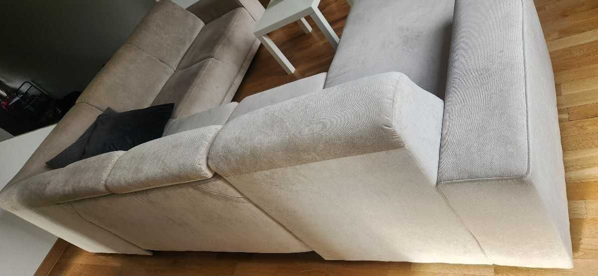 Narożna biała sofa z funkcją spania