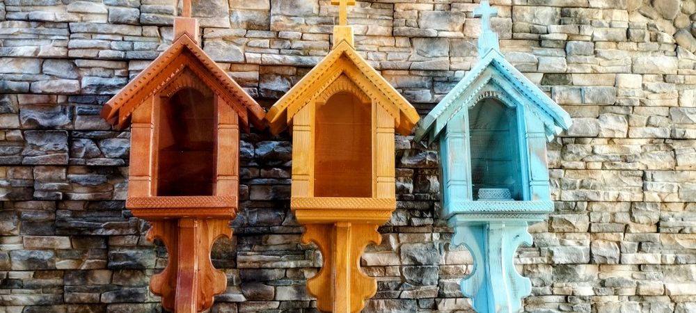 "Kapliczka  drewniana" na drzewo