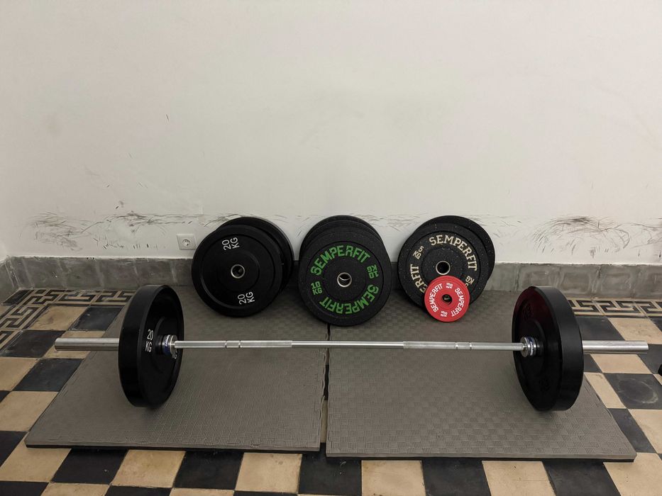Conjunto de pesos e barra olímpica