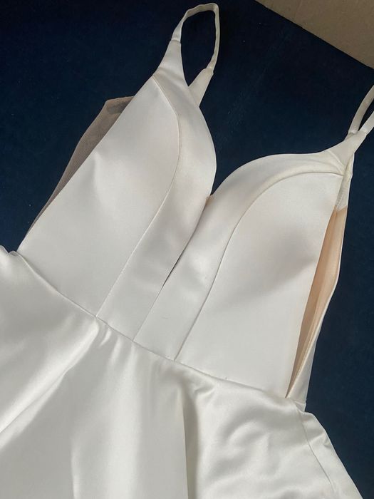 Весільна сукня продам. В гарному стані