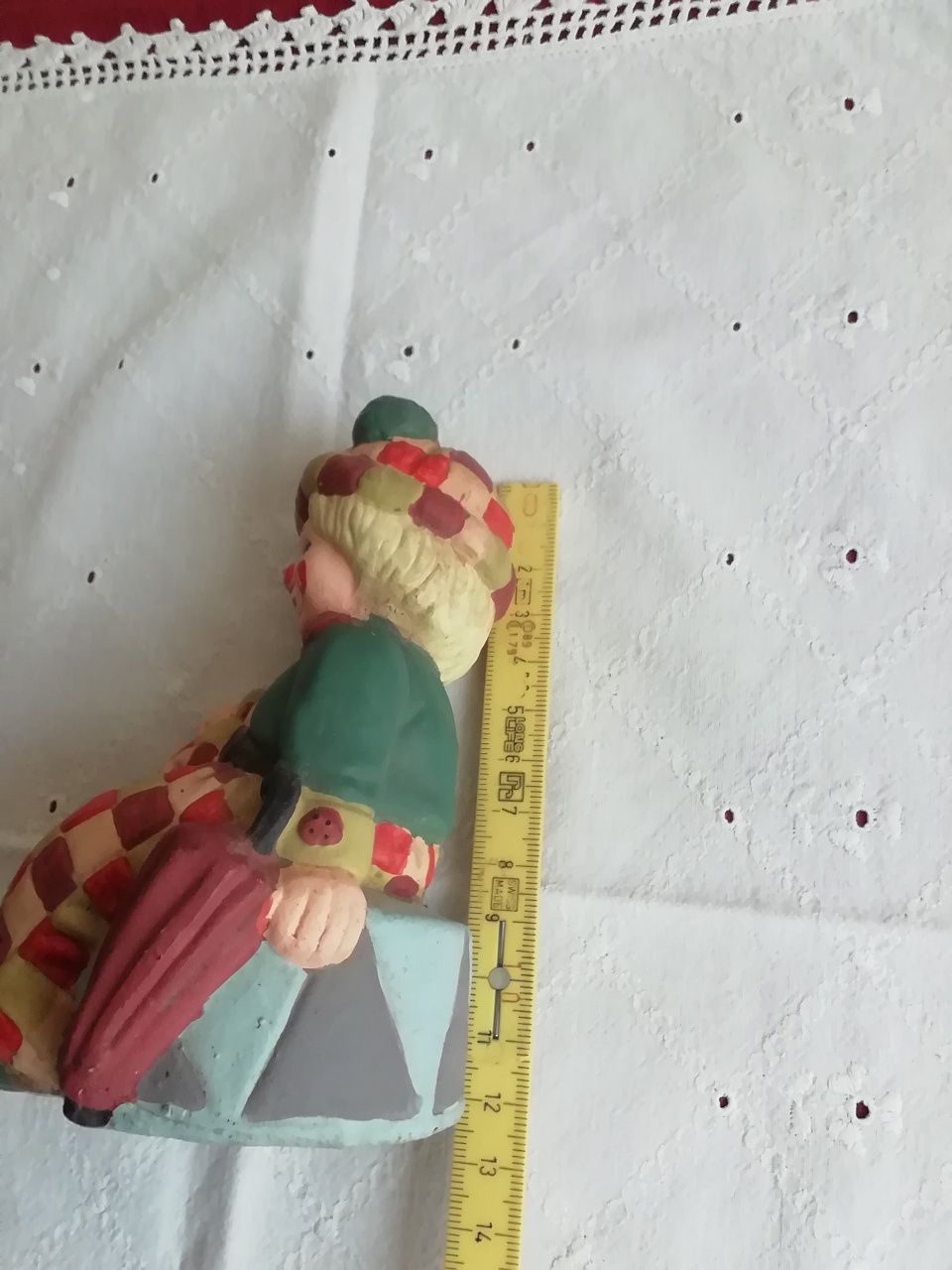 Palhaço sentado no tambor