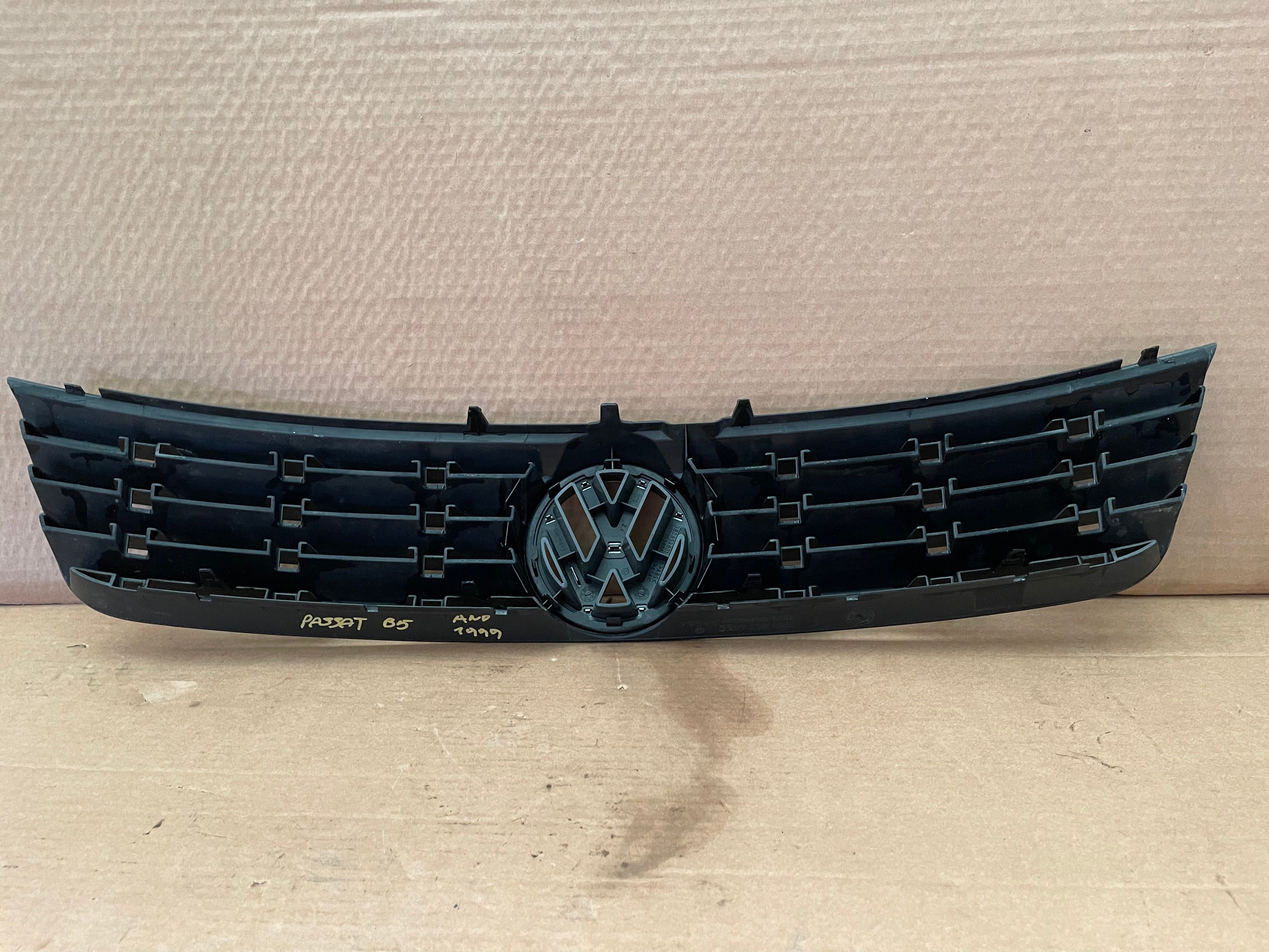 GRELHA DA FRENTE FRONTAL VW PASSAT B5 / 3B08.53653C