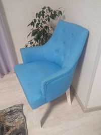 Кресло голубого цвета