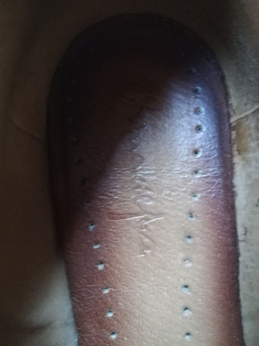 Buty złote na niskim obcasie marki Maciejka, 36