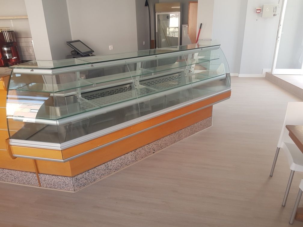 Vitrine em prefeitas condições