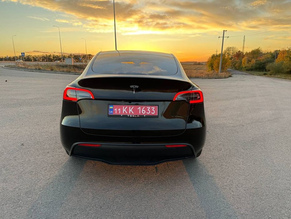 Tesla  Y 2024 82kwt   RWD