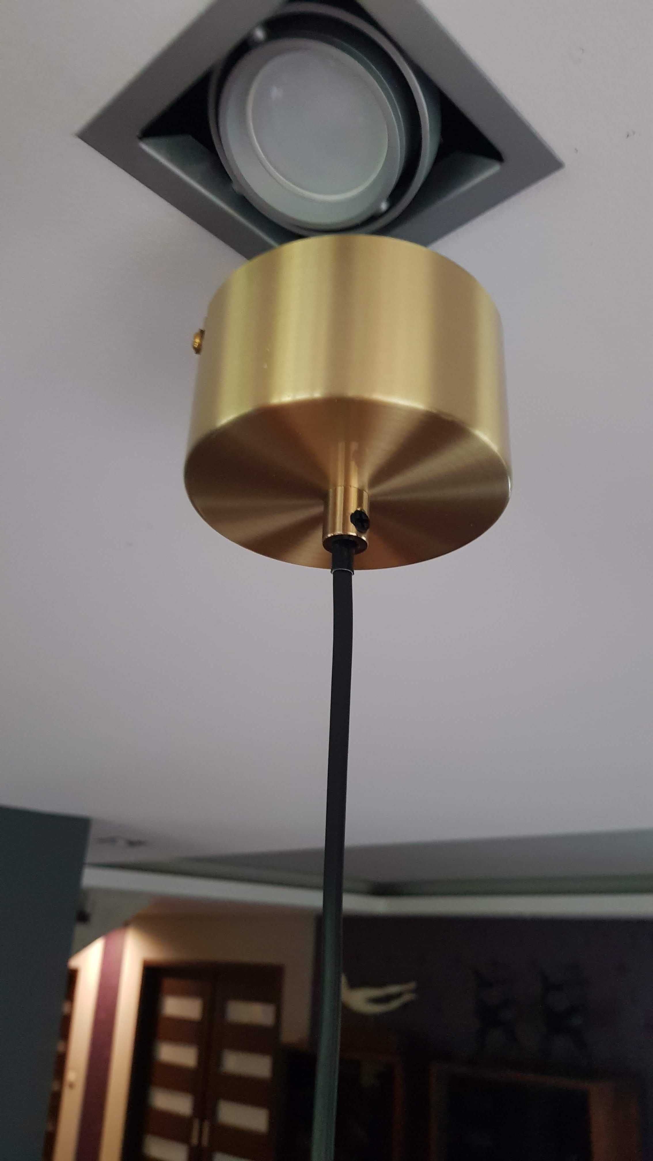 Piękna metalowa lampa sufitowa