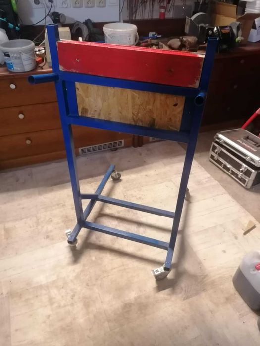 Stojak na silnik zaburtowy