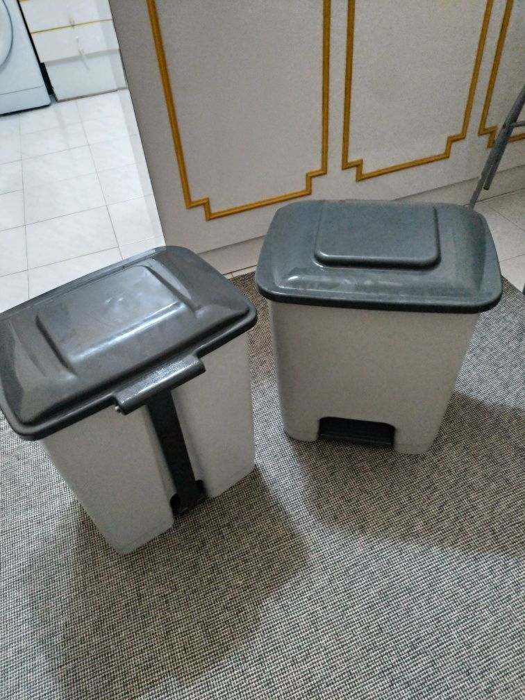 Dois baldes de lixo plástico com pedal