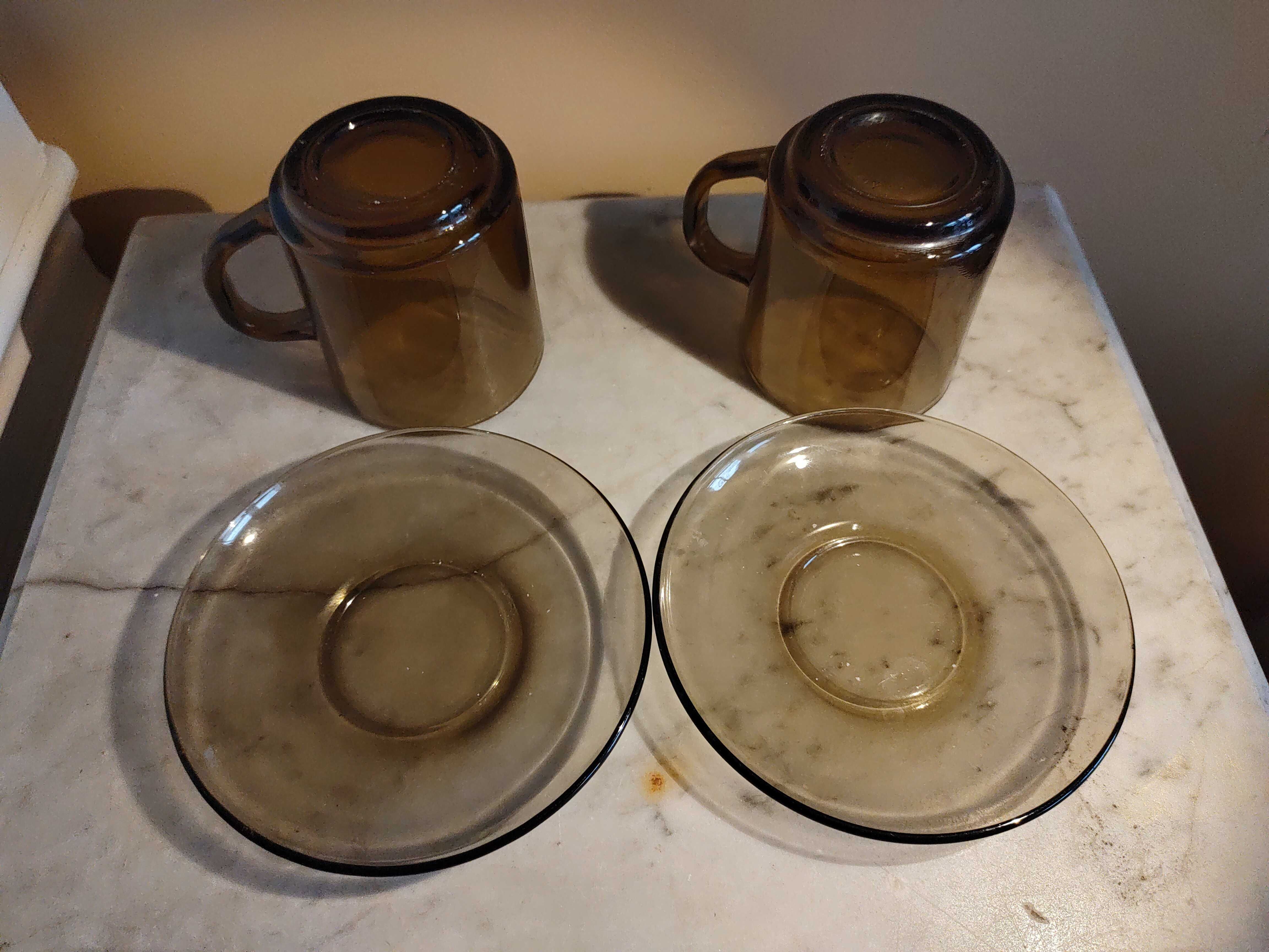 2 szklanki z brązowego szkła ze spodeczkami