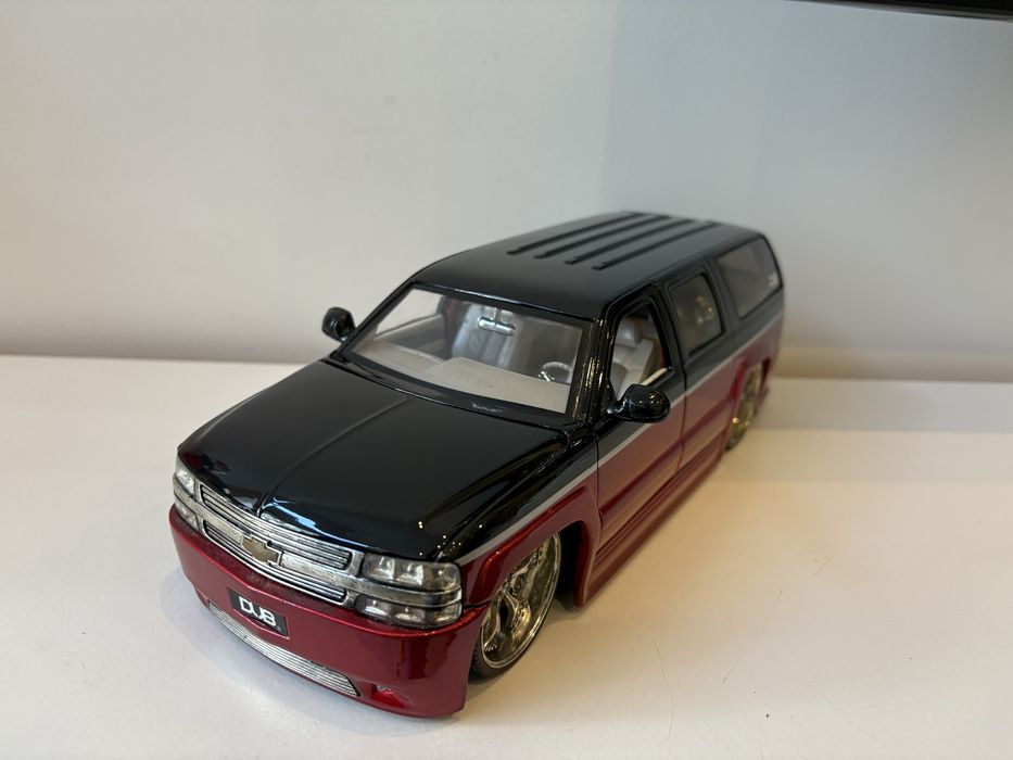 Model Chevrolet Suburban 1:18 Jada Toys (maisto welly bburago)