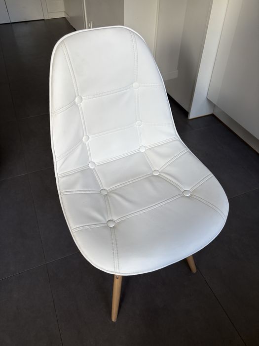 białe tapicerowane krzesło