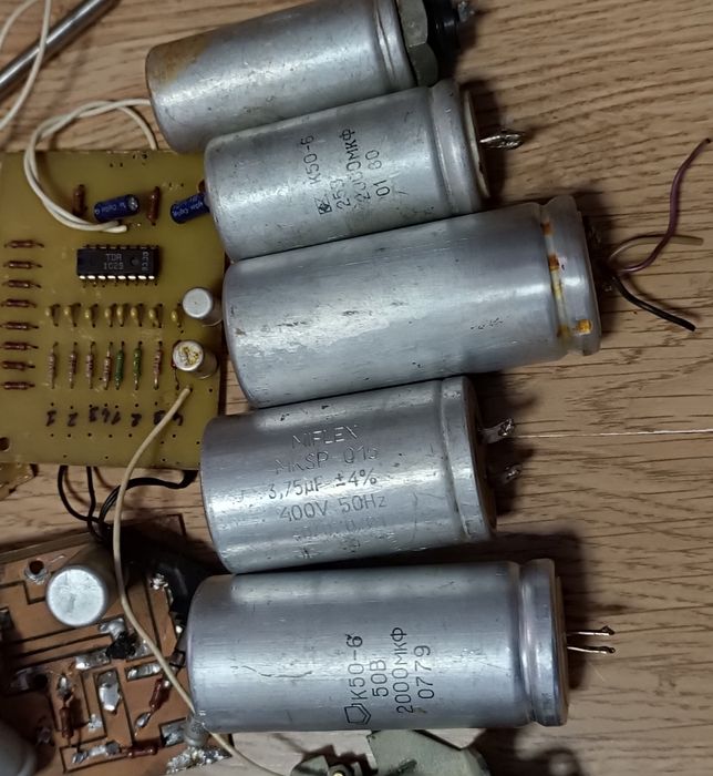 Набір резисторів плюс ліхтарик робочий заряджається від мережі, діоди.