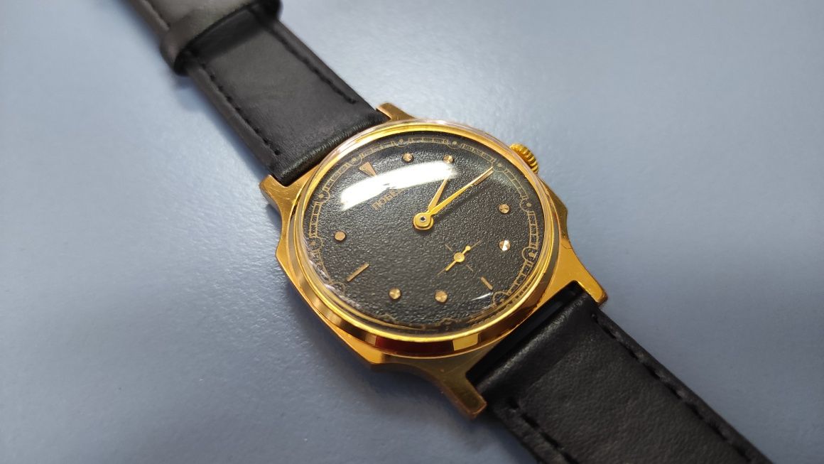 Radziecki złocony zegarek Pobieda 15 kamieni - czarna piaskowa tarcza