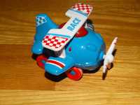 Samolot zabawka jak jedzie kręci śmigłem niebieski napis Race