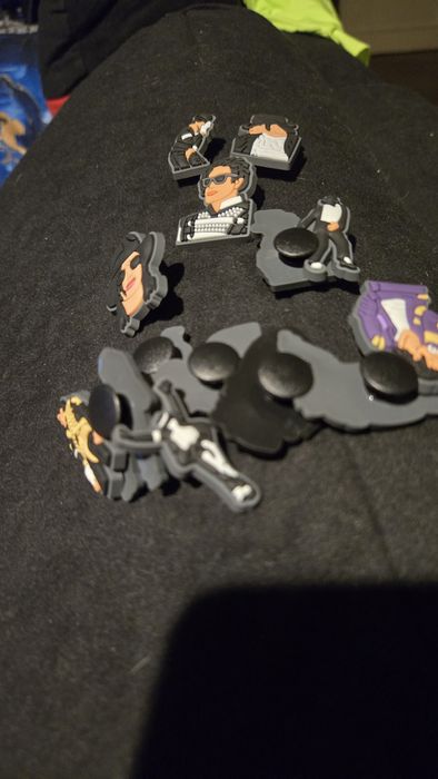 Przypinki do Croksów..