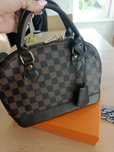 Louis Vuitton Alma piękna czerwone wnętrze