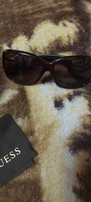 Очки солнцезащитные Guess, с футляром