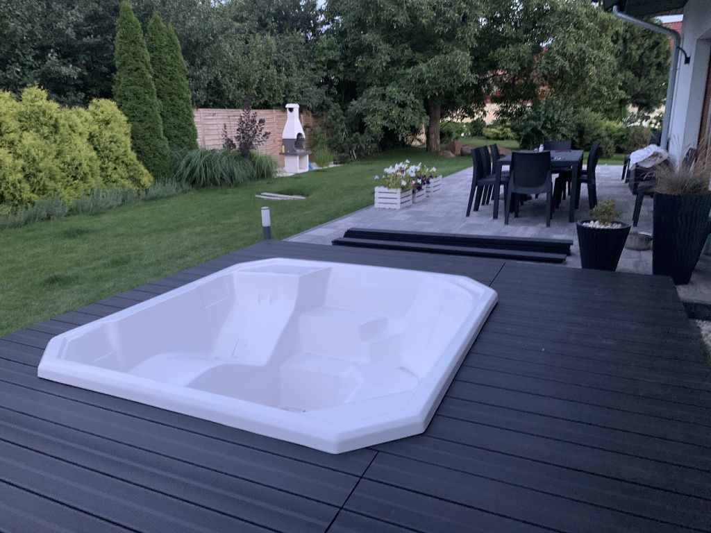 Jacuzzi SPA basen poliestrowy ogród taras wakacje altana balkon piec