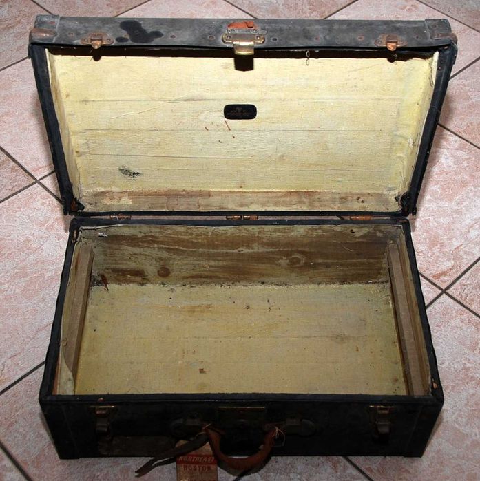 Zabytkowa stara skórzana zgrabna walizka podróżna kufer z Ameryki