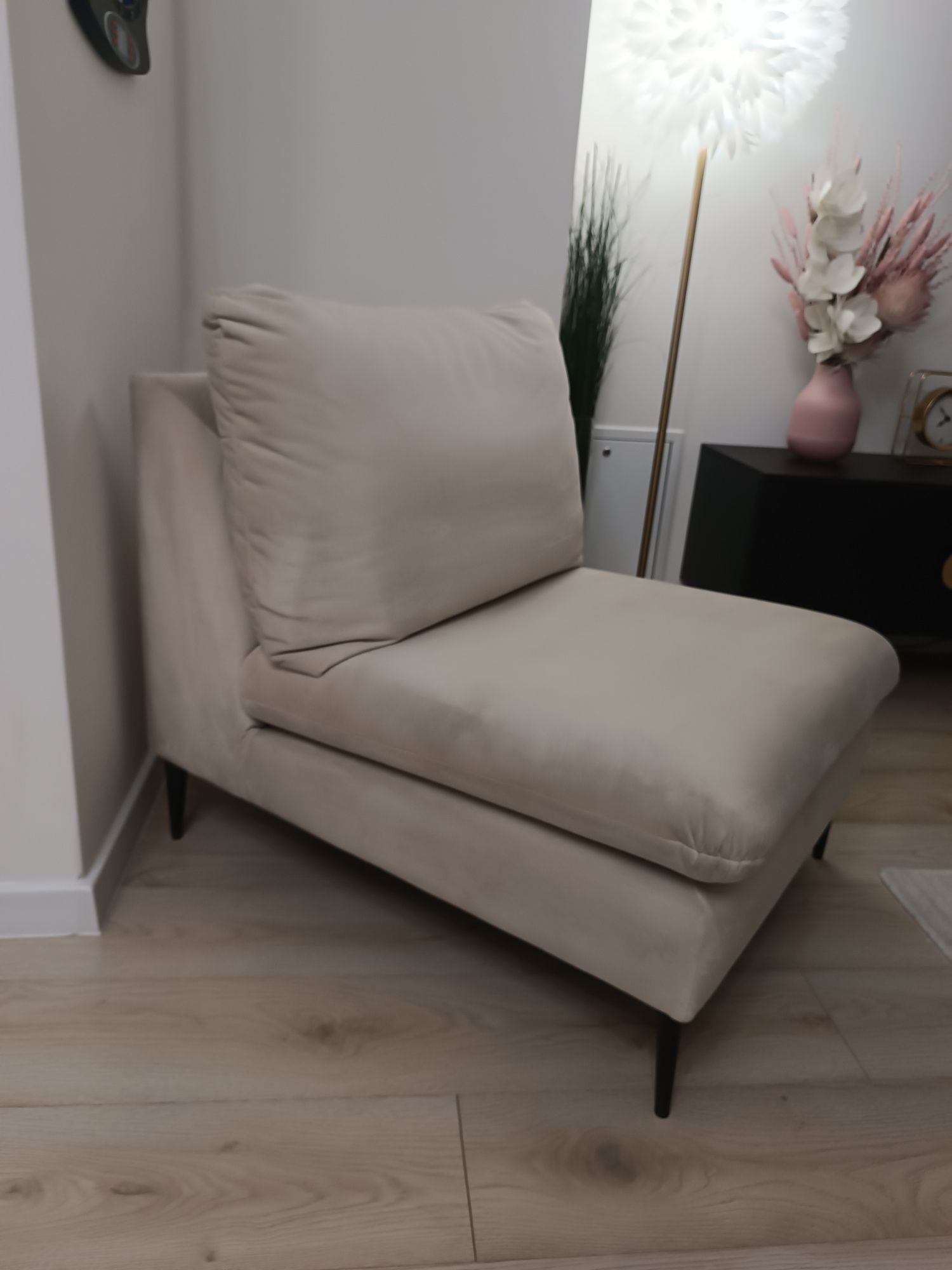 Fotel lezanka sofa jednoosobowa szezlong bezowy welur