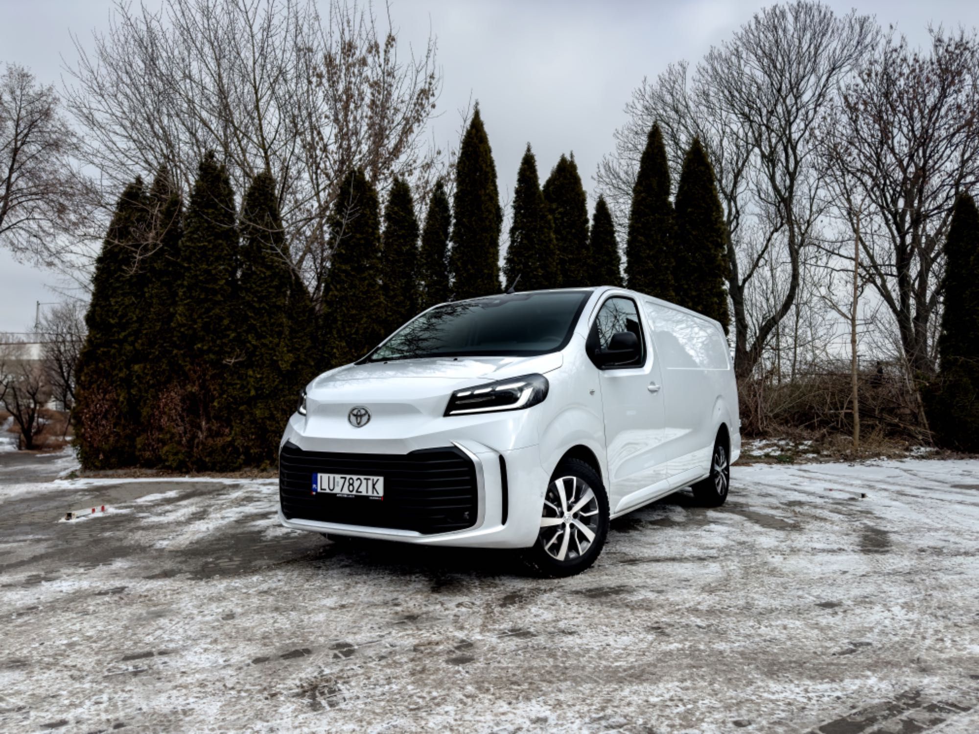 Wynajem busa dostawczego Toyota Proace Long