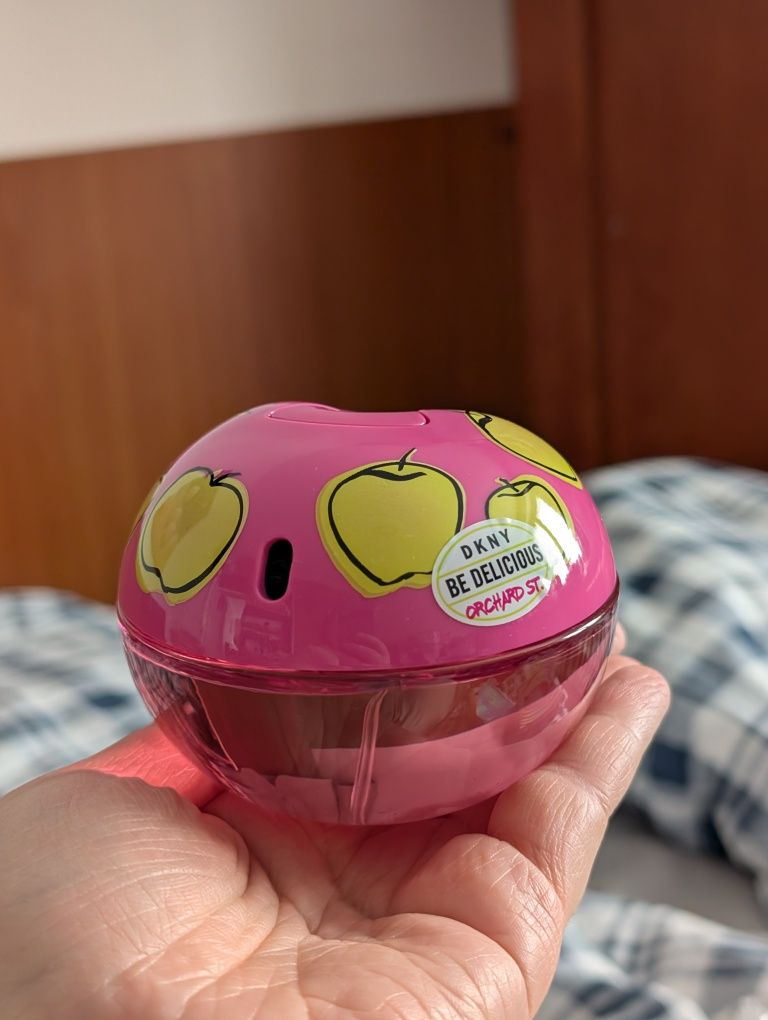 DKNY Be Delicious Orchard St. 100ml + srebrna kosmetyczka