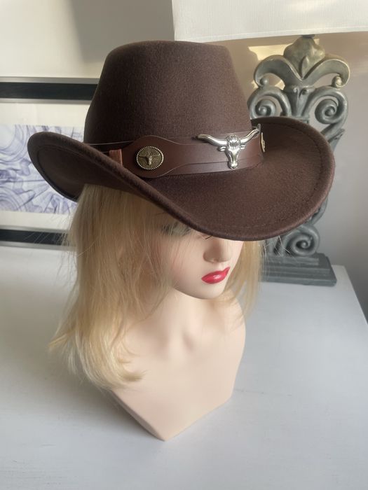 Brązowy nowy kapelusz kowbojski z bykiem