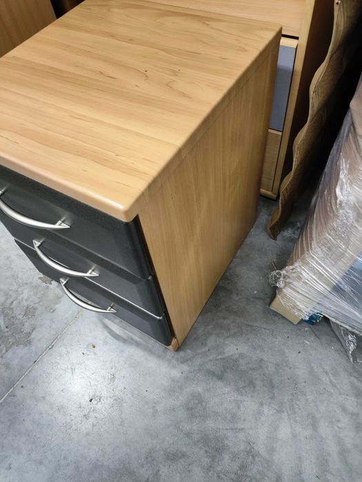 Mała szafka z szufladami