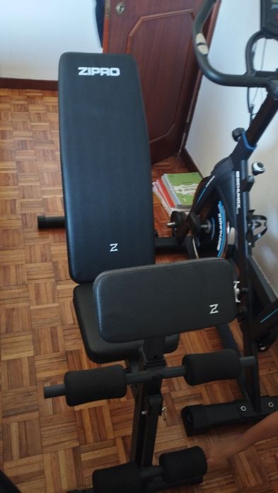 Bicicleta ergométrica e banco academia