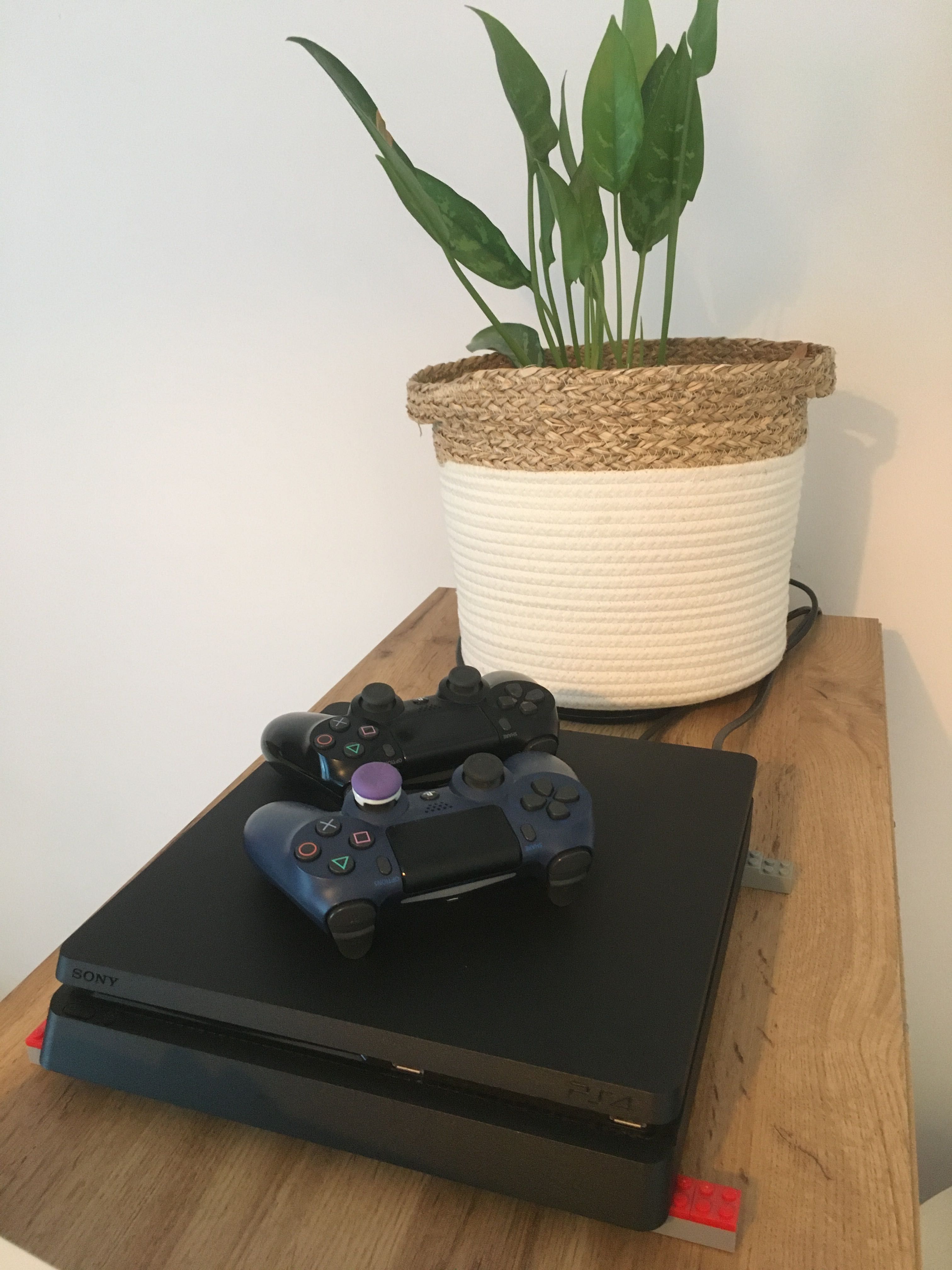 PS4 Slim 1TB    2 dualshocka + prezent