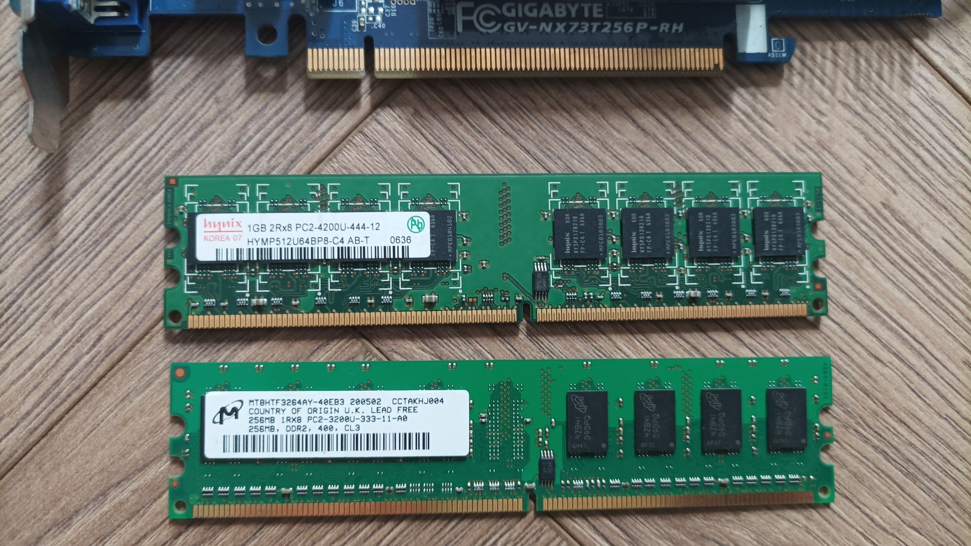 Karta graficzna Gigabyte + kości pamięci i karta WiFi