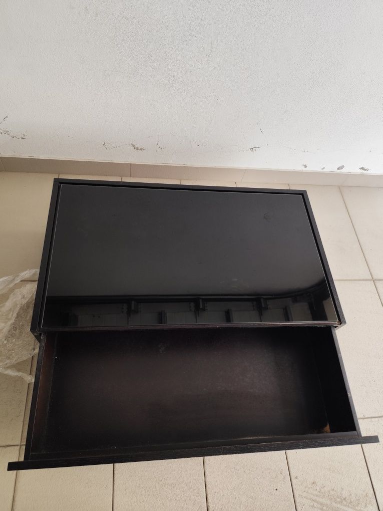 Mesa centro preta com gaveta