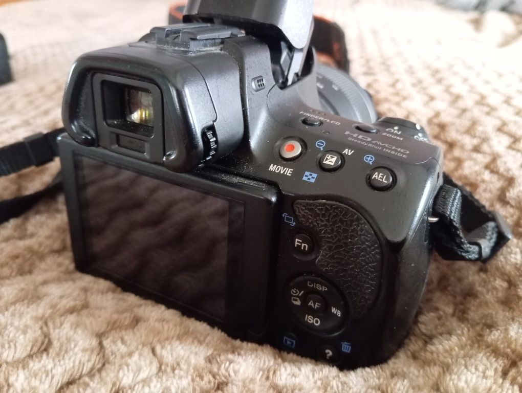 Фотоапарат Sony SLT-A37 та зарядка до нього