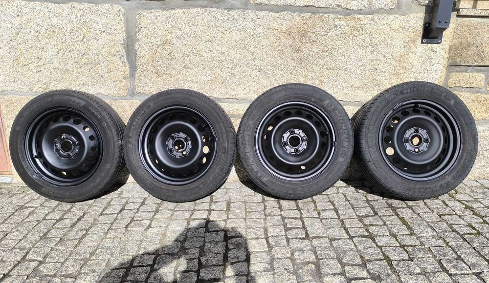 4 jantes 15" de ferro com pneus Michelin como novos