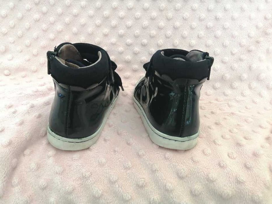 Botins em verniz azul 27