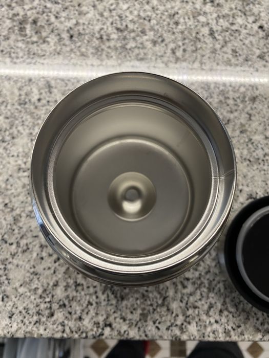 Termo com taça na tampa