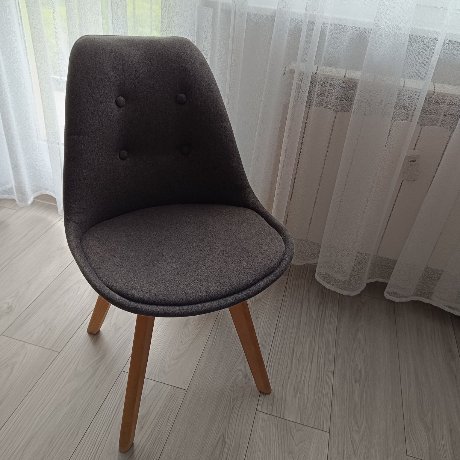 Krzesła komplet tapicerowane guziki szare drewniane nóżki