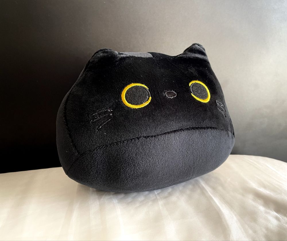 Nowy pluszowy czarny kot z żółtymi oczami