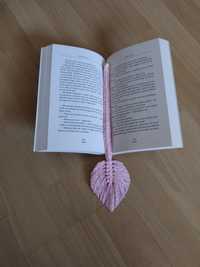 Zakładka do książki różowa pudrowy róż pleciona sznurek makrama listek
