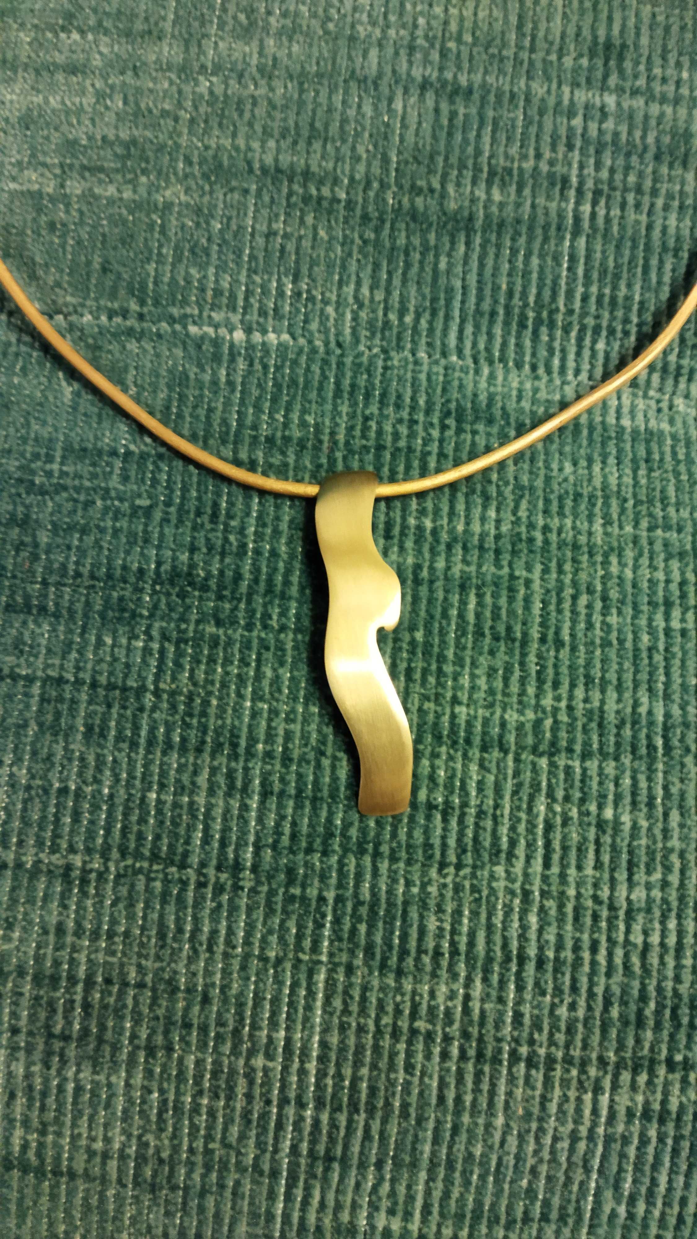 Gargantilha em couro dourado com pendente em prata dourada