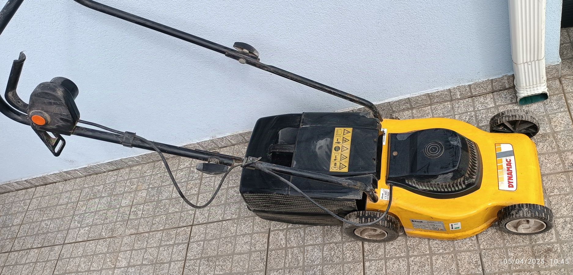 Máquina de cortar relva