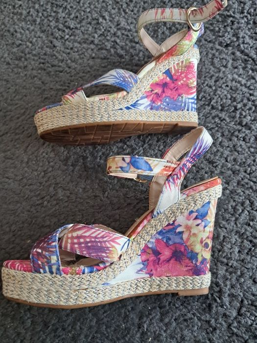 Sandałki na koturnie 37