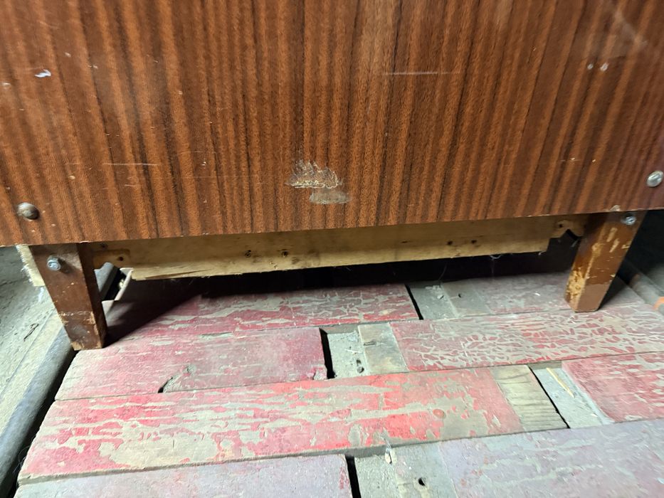 Продав диван за символічну ціну