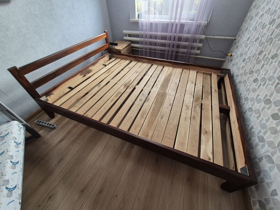 Продається кровать з матрасом та наматрасником; з дерева, ручна робота
