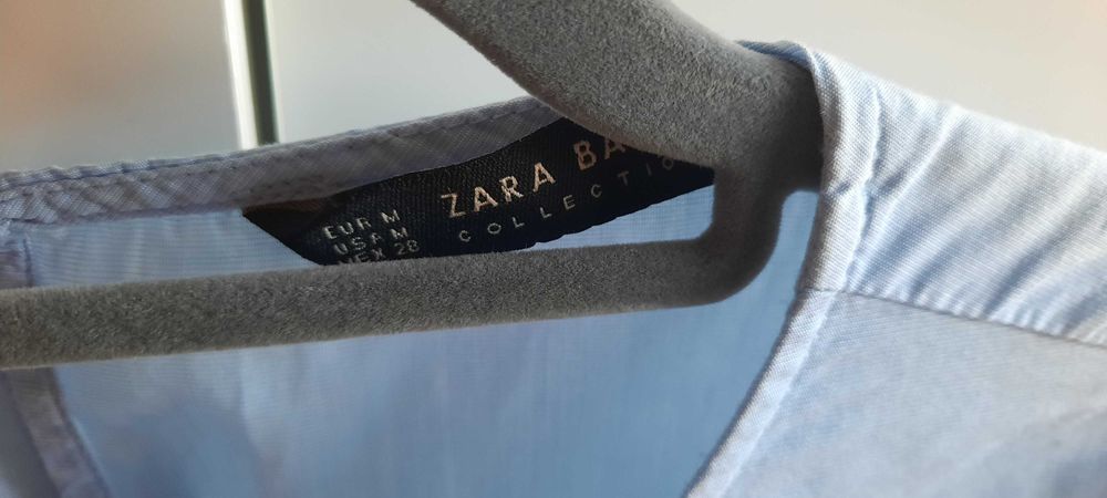 Blusa azul com pérolas Tam.M da Zara