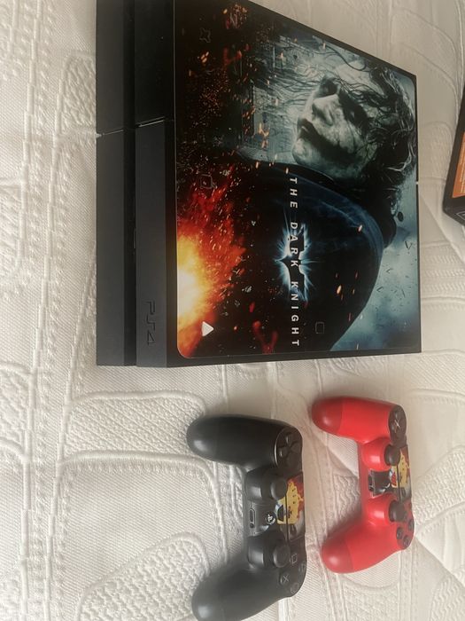 Ps4 usada com autocolante joker